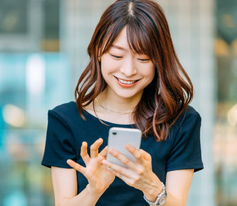 スマートフォンを操作する女性